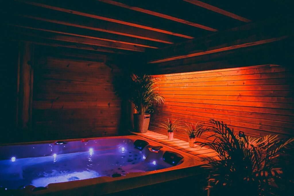 Le Spa Du Cabanon: Cabanon De Luxe Avec Spa Entierement Privatif Aye Exterior photo