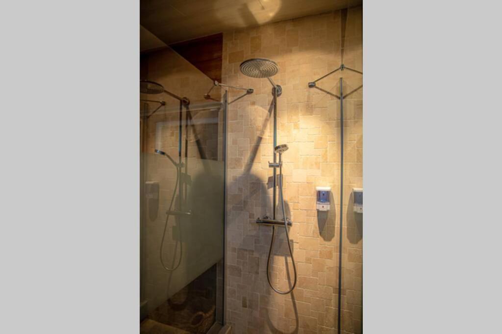 Le Spa Du Cabanon: Cabanon De Luxe Avec Spa Entierement Privatif Aye Exterior photo