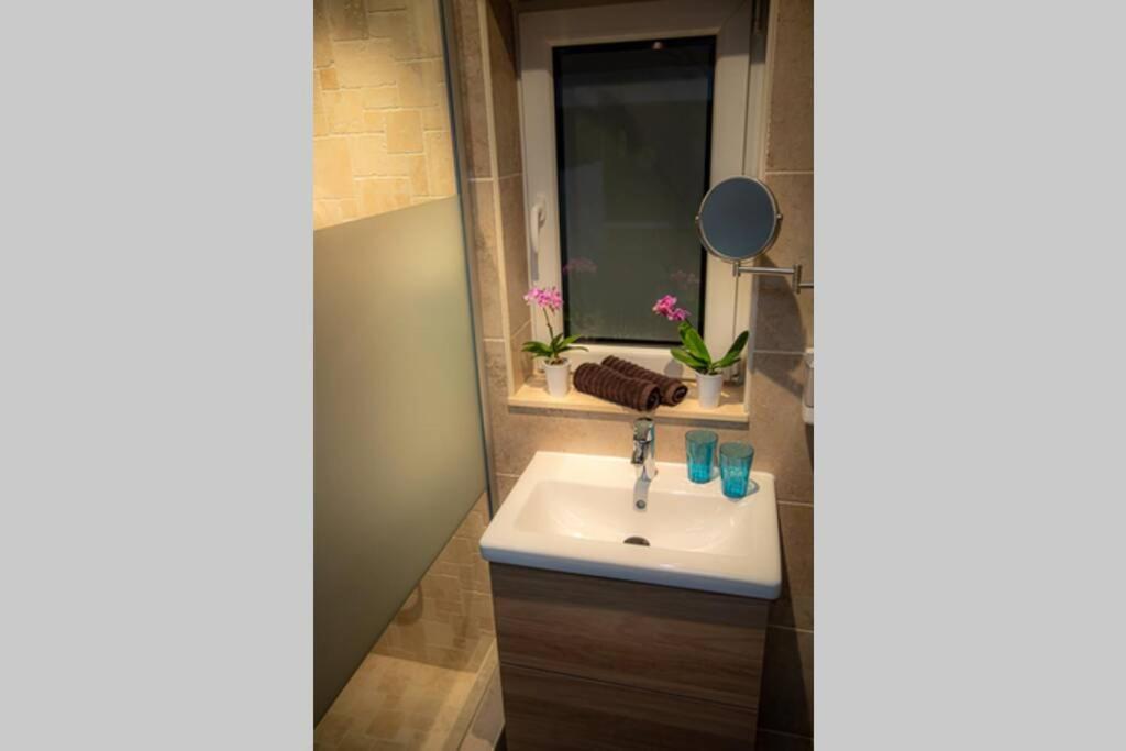 Le Spa Du Cabanon: Cabanon De Luxe Avec Spa Entierement Privatif Aye Exterior photo