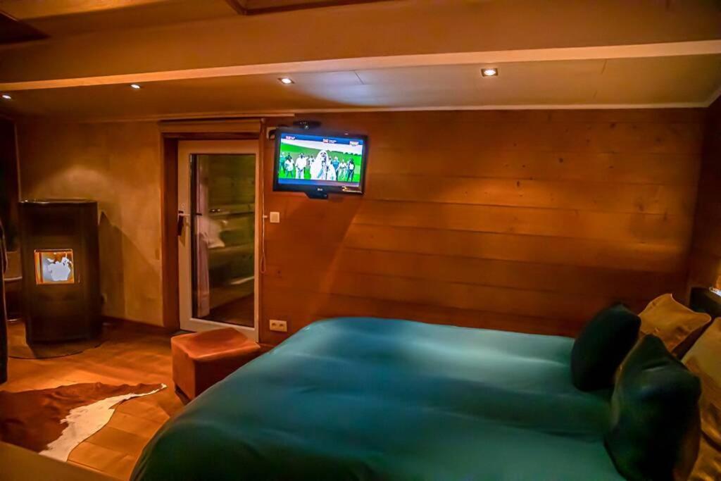 Le Spa Du Cabanon: Cabanon De Luxe Avec Spa Entierement Privatif Aye Exterior photo