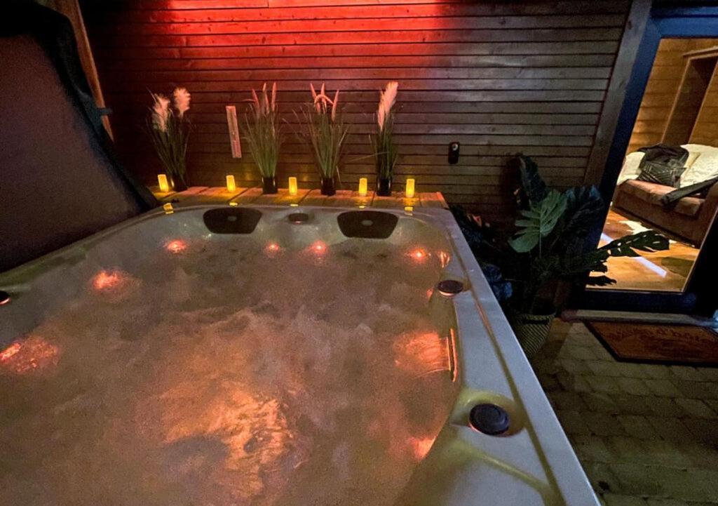 Le Spa Du Cabanon: Cabanon De Luxe Avec Spa Entierement Privatif Aye Exterior photo